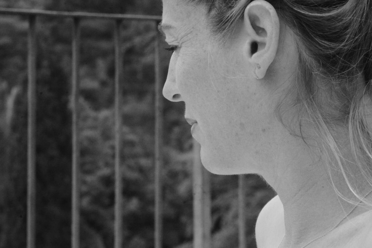 Profil et grain argentique, séance maternité dans le Var