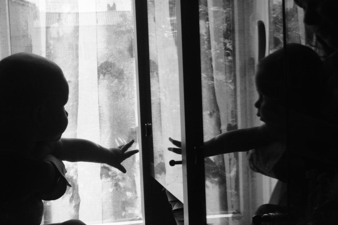Enfants à la fenêtre, silhouettes en noir et blanc