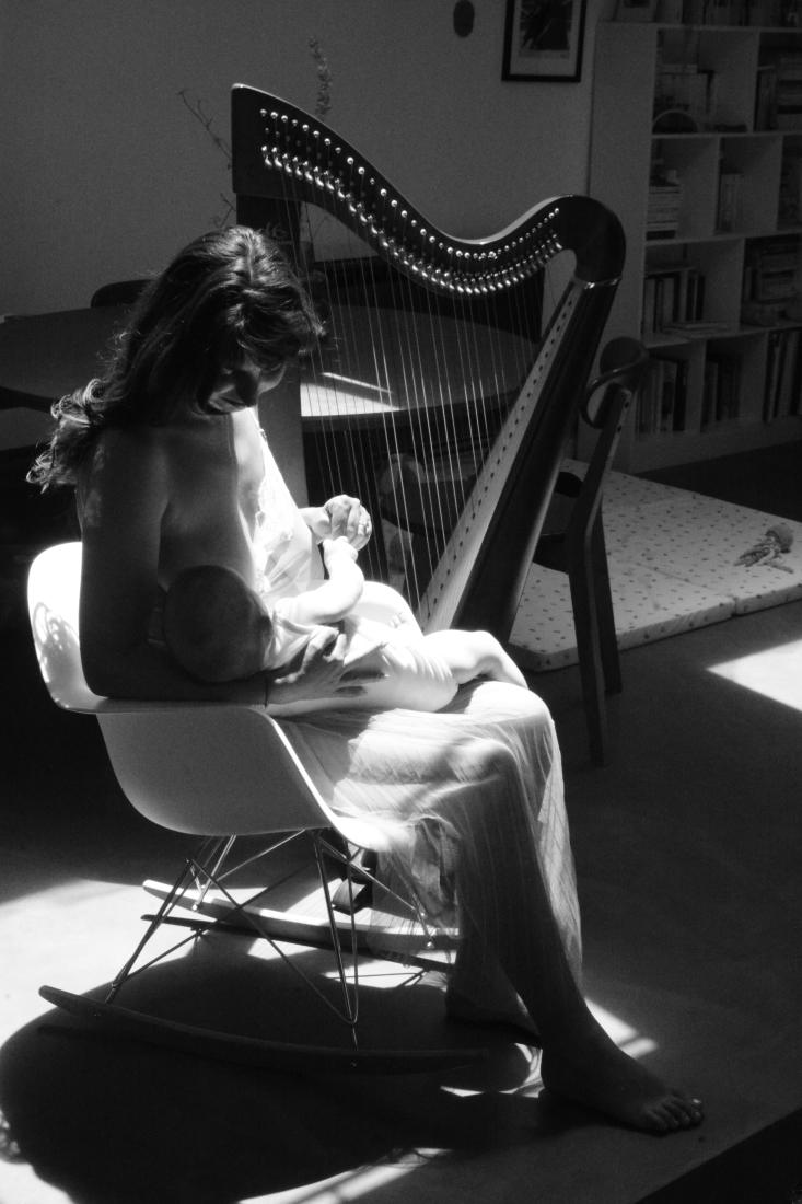 Harpe et maternité, photographie fine art en noir et blanc